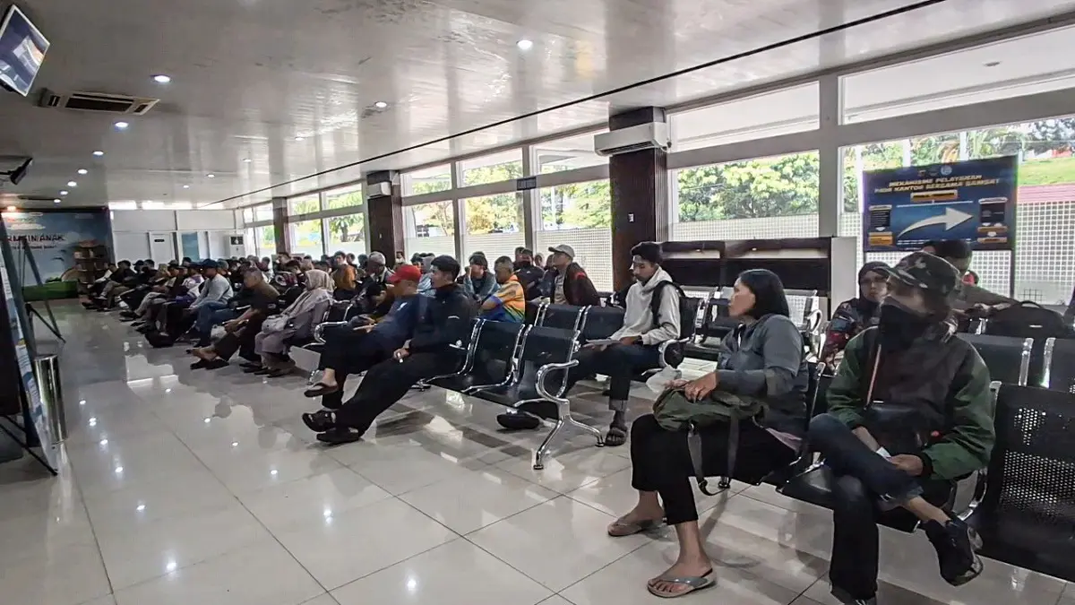 Warga memadati layanan pembayaran pajak kendaraan di Samsat Cimareme, Bandung Barat. Rabu (8/4)