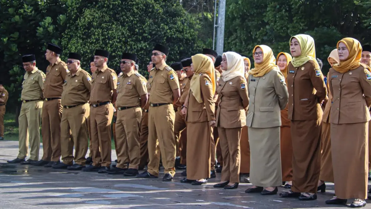 ASN Bandung Barat saat mengikuti upacara di Lapang Mekarsari Kecamatan Ngamprah. Dok Jabar Ekspres/Suwitno