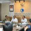Ket foto Bupati Bandung Dadang Supriatna (tengah) bersama Direktur Utama Perumda Air Minum Tirta Raharja Tedy