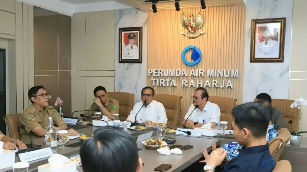 Ket foto Bupati Bandung Dadang Supriatna (tengah) bersama Direktur Utama Perumda Air Minum Tirta Raharja Tedy