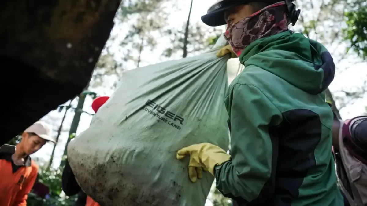 Relawan EIGER Adventure Land  Bersihkan 6 Ton Sampah di Puncak Bogor