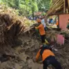 Tim SAR Gabungan saat melaksanakan operasi pencarian terhadap korban yang hilang tertimbun longsor di Dusun Ci