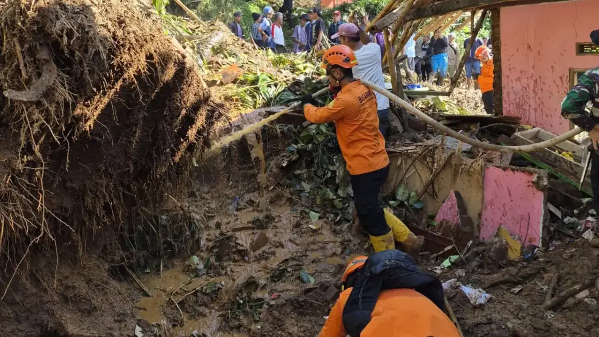 Tim SAR Gabungan saat melaksanakan operasi pencarian terhadap korban yang hilang tertimbun longsor di Dusun Ci