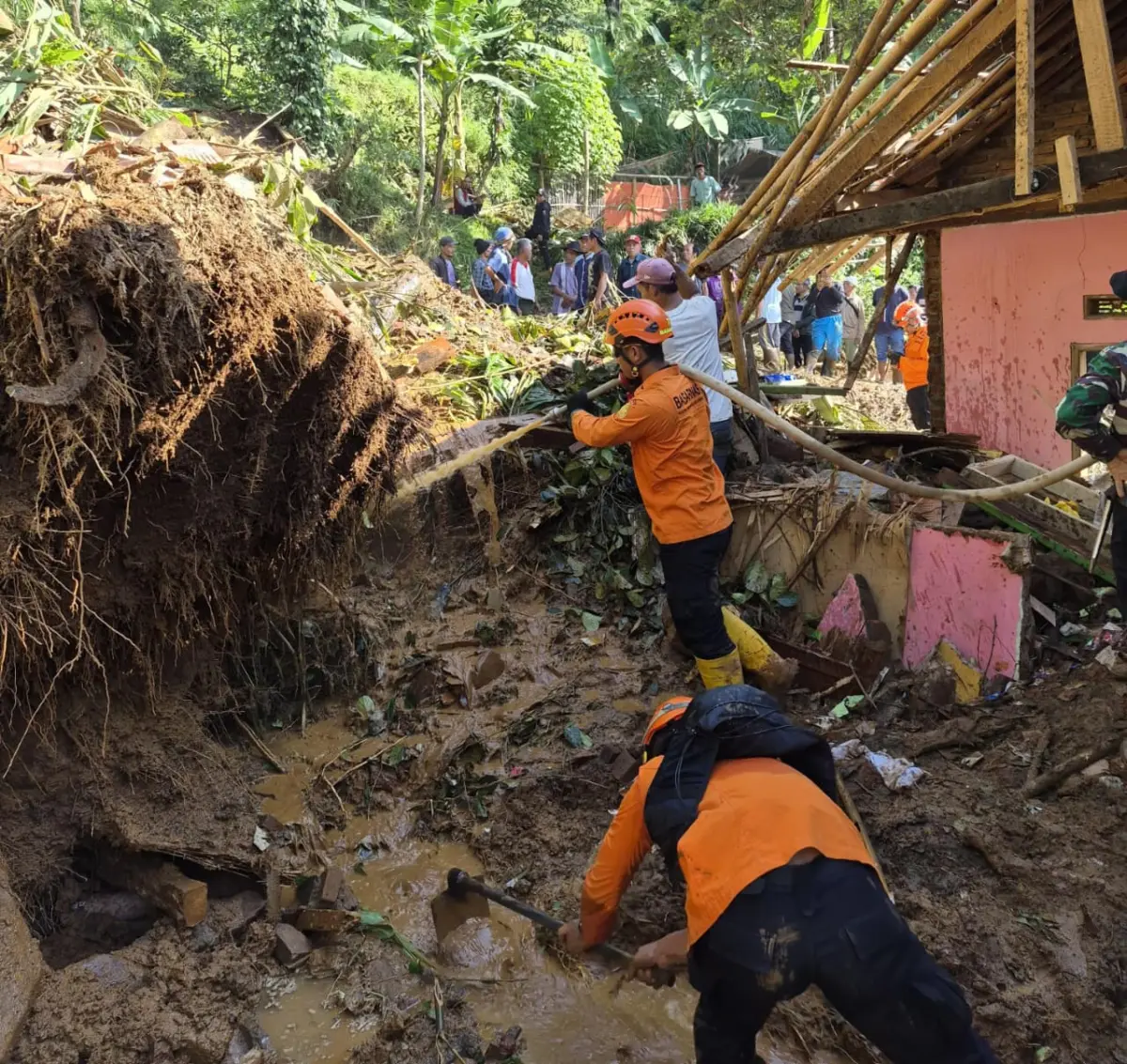 Longsor Sumedang Selatan, Satu Warga Tertimbun Belum Ditemukan – jabarekspres.com