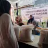 Sejumlah Warga saat Mengantre untuk Menerima Pendistribusian Bantuan Pangan Cadangan Beras Pemerintah di Kelur