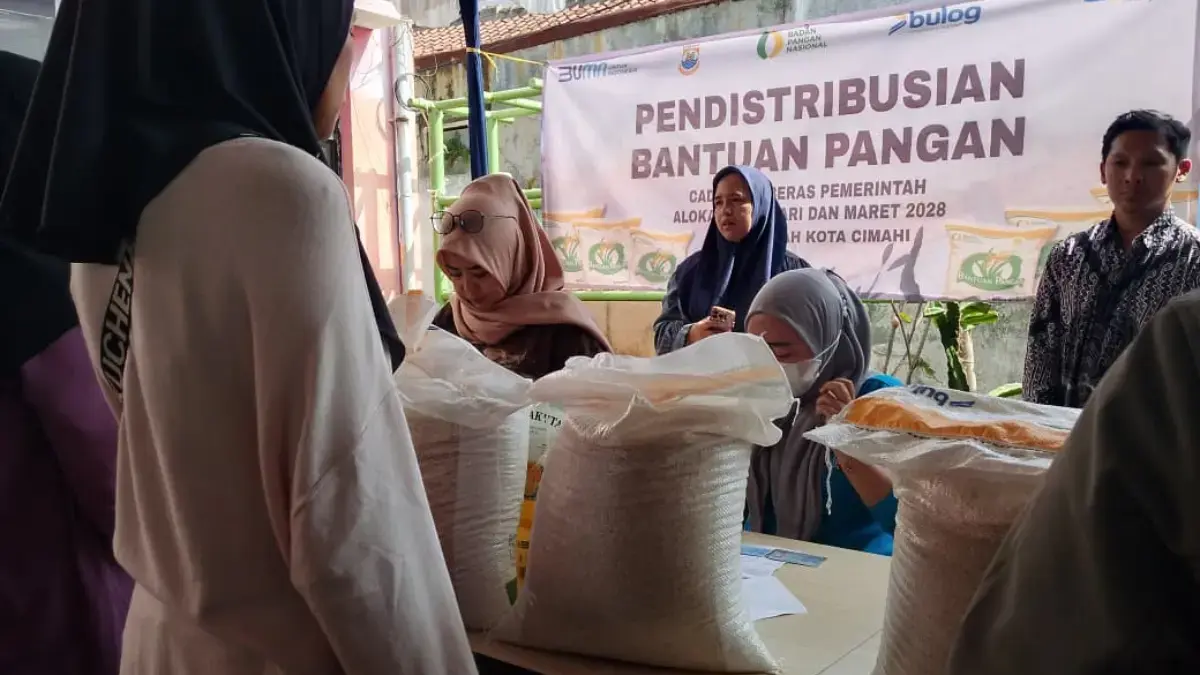 Sejumlah Warga saat Mengantre untuk Menerima Pendistribusian Bantuan Pangan Cadangan Beras Pemerintah di Kelur