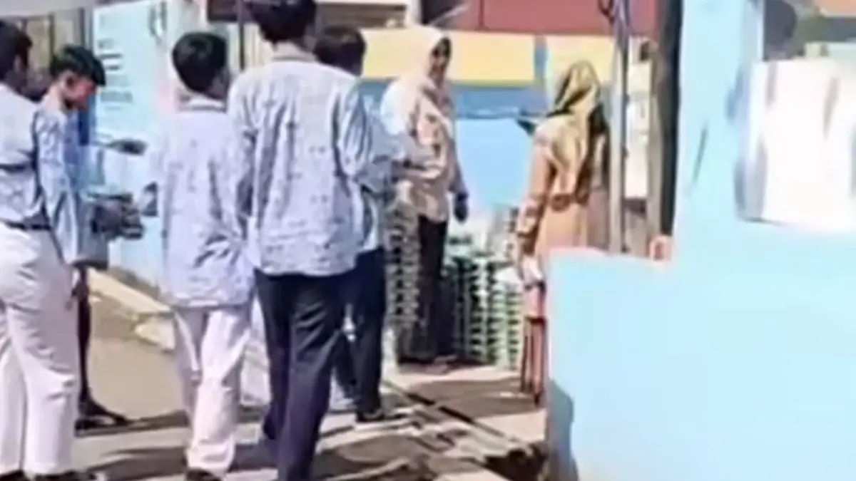 Viral MBG Bau di Dayeuhkolot, Camat: Sebagian Makanan Diduga Basi, SPPG Disetop Sementara Aksi sejumlah siswa SMP di Kecamatan Dayeuhkolot, Kabupaten Bandung, viral di media sosial setelah mereka bera