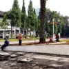 Sejumlah pekerja di Halaman Gedung Sate. (son)