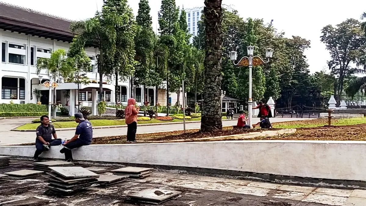 Transformasi Ikon Bandung, Halaman Gedung Sate-Lapangan Gasibu Segera Terintegrasi Sejumlah pekerja di Halaman Gedung Sate. (son)