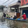 Warga Cijagra Terisolasi, Perahu Jadi Andalan di Tengah Banjir Bojongsoang