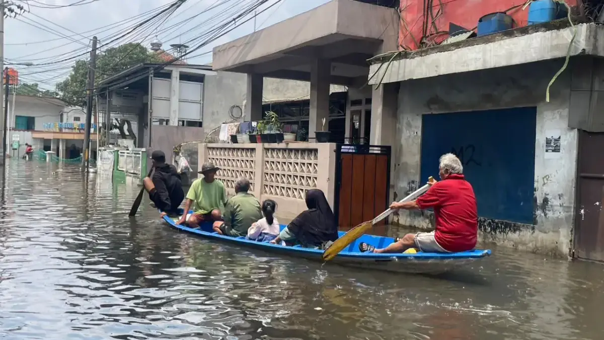 Warga Cijagra Terisolasi, Perahu Jadi Andalan di Tengah Banjir Bojongsoang