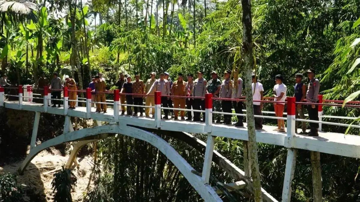 Akses Warga Tasikmalaya Kian Lancar, Polres Perbaiki Jembatan Balasipun di Leuwisari Akses Warga Tasikmalaya Kian Lancar, Polres Perbaiki Jembatan Balasipun di Leuwisari