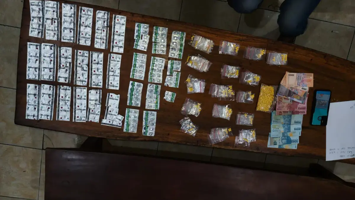 Polisisita ribuan butir obat keras berbagai jenis seperti 1.384 butir Hexymer, 100 butir tramadol