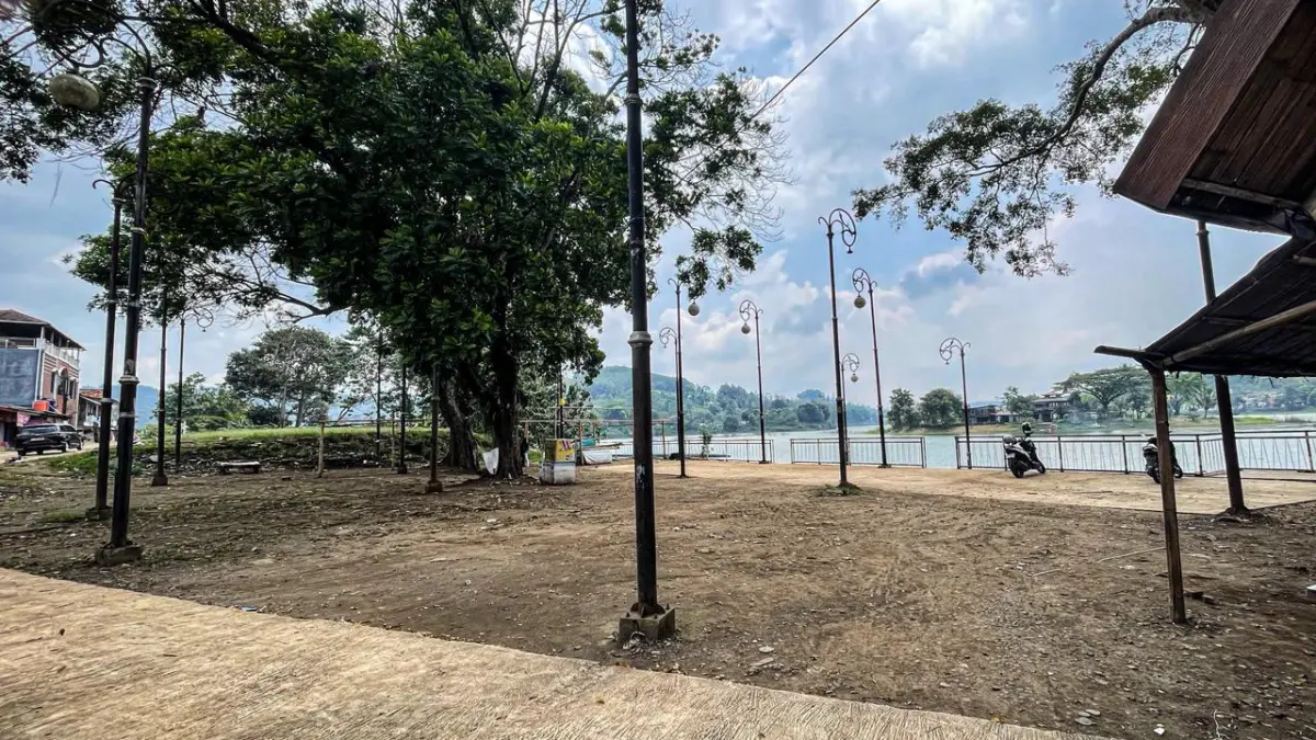 Lahan eks Bale Pinton di Situ Ciburuy tampak telah diratakan oleh Pemprov Jawa Barat, namun hingga kini