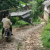Jalan Rusak di Saguling KBB Tak Kunjung Diperbaiki, Ekonomi Warga Terganggu!