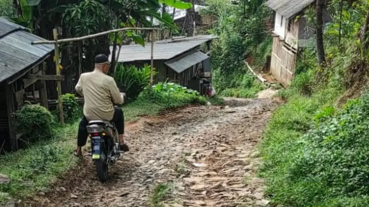 Jalan Rusak di Saguling KBB Tak Kunjung Diperbaiki, Ekonomi Warga Terganggu!