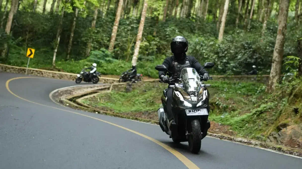Hindari Menarik Gas Saat Menahan Motor di Tanjakan Hindari Menarik Gas Saat Menahan Motor di Tanjakan
