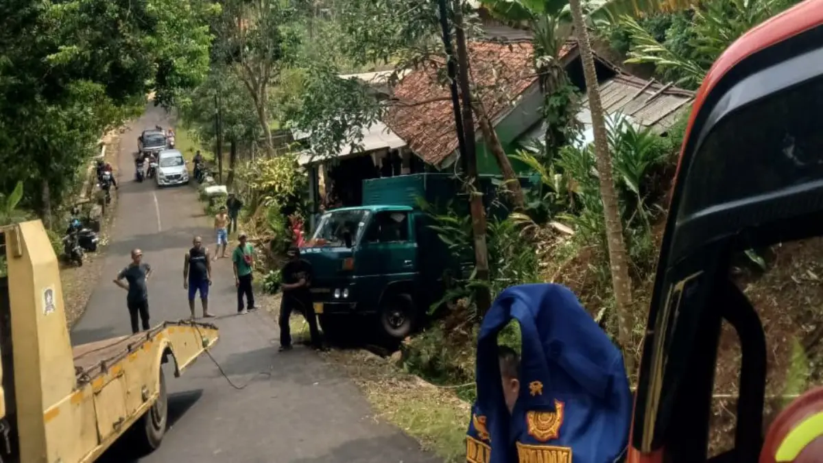 Damkar Ciamis saat mengevakuasi mobil box yang terperosok akibat gagal melewati tanjakan di Dusun Pangrumasan