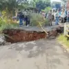 Kondisi jembatan Radug yang amblas tergerus arus sungai citarum yang menghubungkan Kecamatan Ibun
