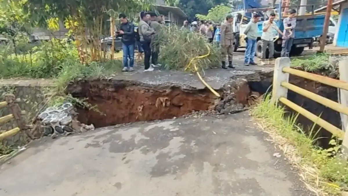 Arus Citarum Gerus Jembatan Radug, Akses Ibun–Majalaya Lumpuh Total Kondisi jembatan Radug yang amblas tergerus arus sungai citarum yang menghubungkan Kecamatan Ibun