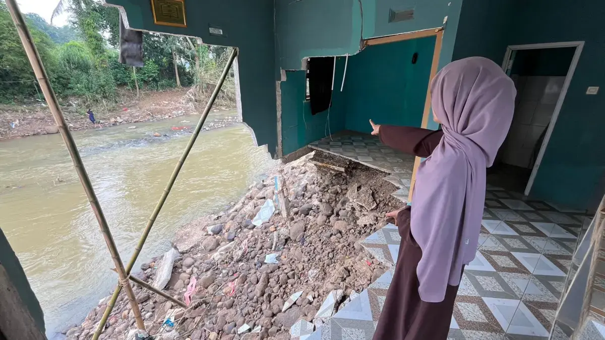 Jembatan Gobang Rumpin Bogor Ambruk, Rumah Warga Roboh, Motor CBR, Emas 35 Gram dan Tabungan Rp50 Juta Hilang