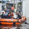 Petugas menggunakan perahu menyusuri banjir di Jalan Derwati, Kelurahan Rancabolang, Kecamatan Gedebage