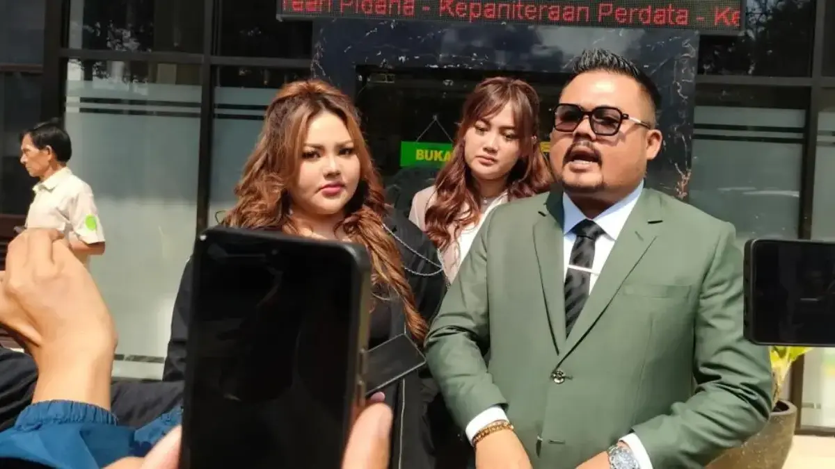 Lisa Mariana (kiri). Foto. Sandi Nugraha