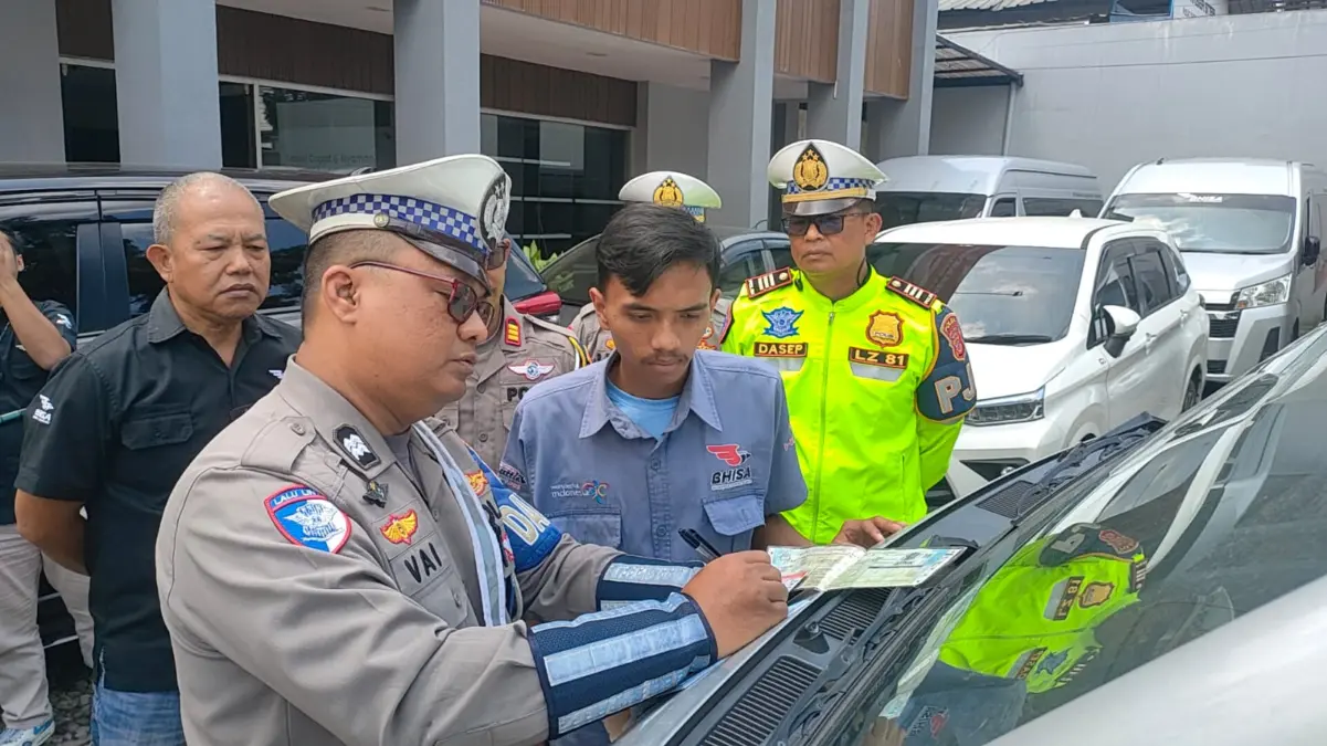 Aksi Pengemudi Travel Ugal-ugalan di Tol Padaleunyi-Bandung Viral, Perusahaan: Kami Serahkan ke Pihak Berwajib