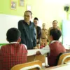 Wali Kota Cimahi, Ngatiyana saat Monitoring Pelaksanaan TKA jenjang SD di SDN CIBABAT MANDIRI 5 dan SD IT Nur
