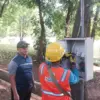 Petugas ULP Bogor Timur PT PLN (Persero) saat mengecek temuan aliran listrik yang diduga tidak sesuai ketentua