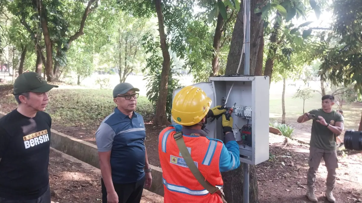 Temuan Aliran Listrik Diduga Tersambung ke PKL di Taman Heulang, PLN ULP Bogor Timur Lakukan Pengecekan Petugas ULP Bogor Timur PT PLN (Persero) saat mengecek temuan aliran listrik yang diduga tidak sesuai ketentua