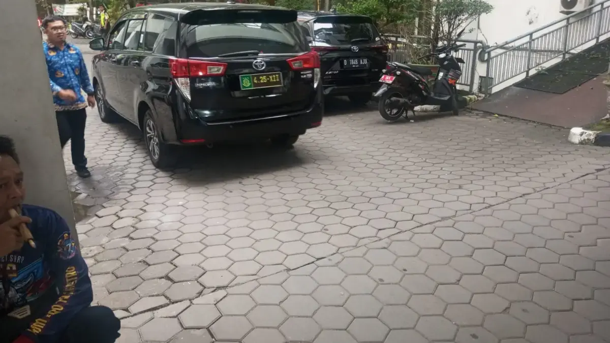 Mobil Penyidik Kejari Cimahi saat Tiba di Pemkot Cimahi