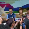 Ketua KPID Jawa Barat Adiyana Slamet (kiri) saat di Tasikmalaya, Selasa (21/4)