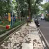 Trotoar Taman Superhero Kota Bandung Hancur