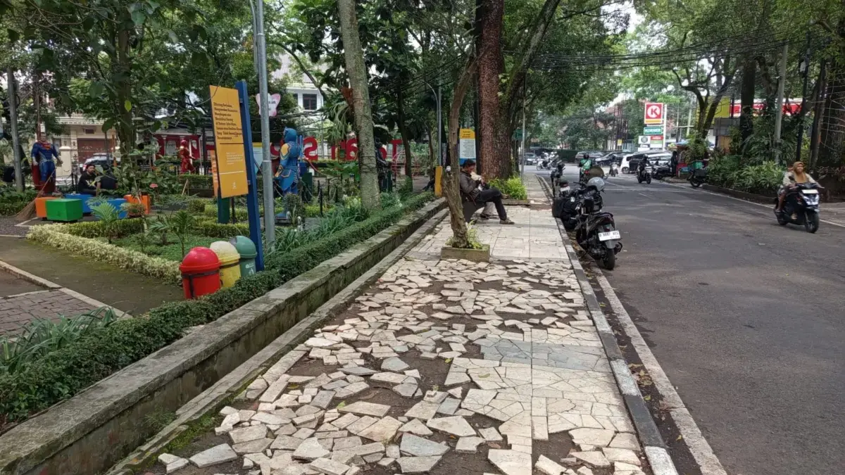 Trotoar Taman Superhero Kota Bandung Hancur Trotoar Taman Superhero Kota Bandung Hancur