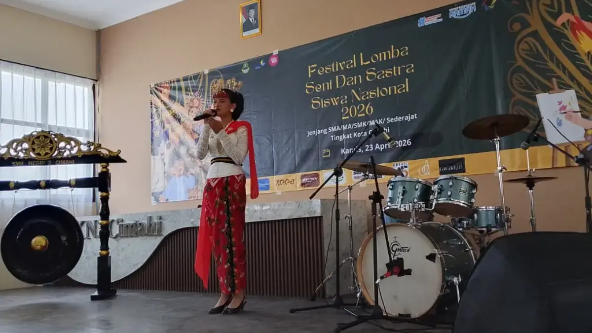 12 SMK se-Kota Cimahi Adu Karya dan Talenta Terbaik di FLS3N 2026 Salah Satu Peserta FLS3N saat Tampil dalam Kategori Menyanyi Solo di hadapan Juri (Mong)