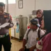 Petugas kepolisian mencatat identitas korban luka usai kecelakaan angkot ditabrak truk tangki di Cipatat, Band