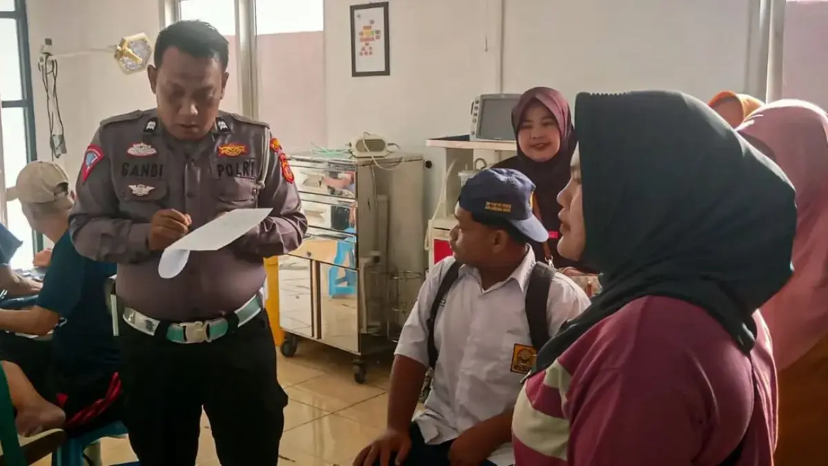 Truk Tangki Seruduk Angkot di Cipatat, Belasan Penumpang Terluka Petugas kepolisian mencatat identitas korban luka usai kecelakaan angkot ditabrak truk tangki di Cipatat, Band