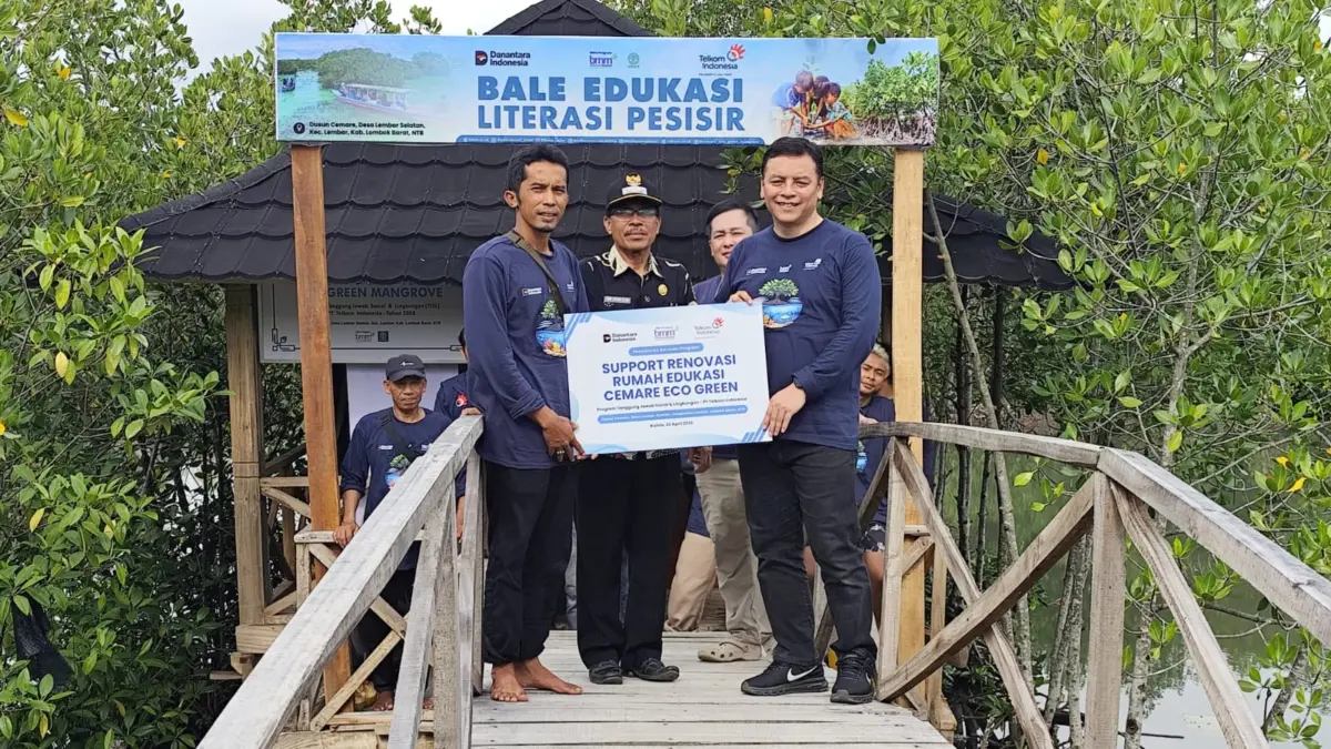 Telkom memberikan support renovasi Rumah Edukasi Cemare Eco Green diwakili oleh GM Witel Nusa Tenggara Muhamma