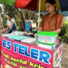 Terhimpit Harga Kemasan, Penjual Es Teler di Padalarang Bertahan Tanpa Naikkan Harga