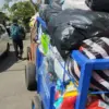 Seorang warga berjalan di samping tumpukan sampah di Jalan Ciwastra, Kota Bandung, Rabu (22/4). Foto: Dimas Ra