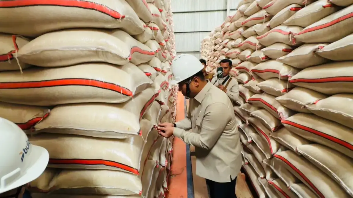 Wakil Menteri Pertanian (Wamentan) Sudaryono melakukan inspeksi mendadak (sidak) ke gudang Perum Bulog yang b