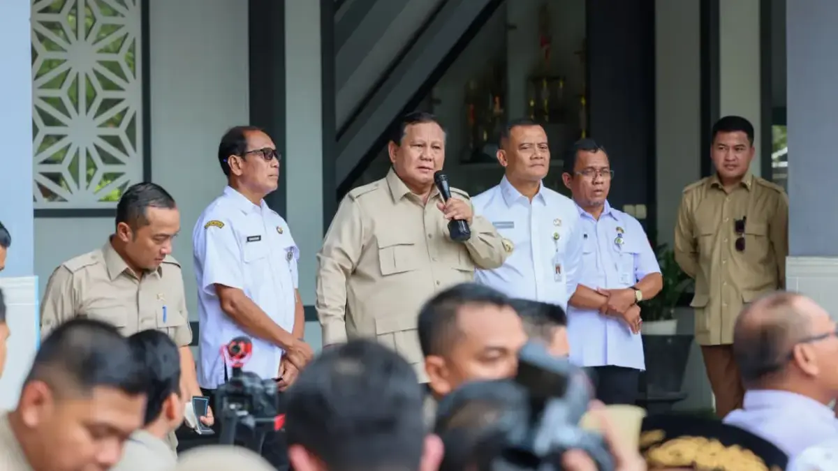 Ahmad Luthfi Dampingi Prabowo Kunjungi Sekolah di Cilacap, Para Siswa Respons Positif Program MBG Ahmad Luthfi Dampingi Prabowo Kunjungi Sekolah di Cilacap, Para Siswa Respons Positif Program MBG
