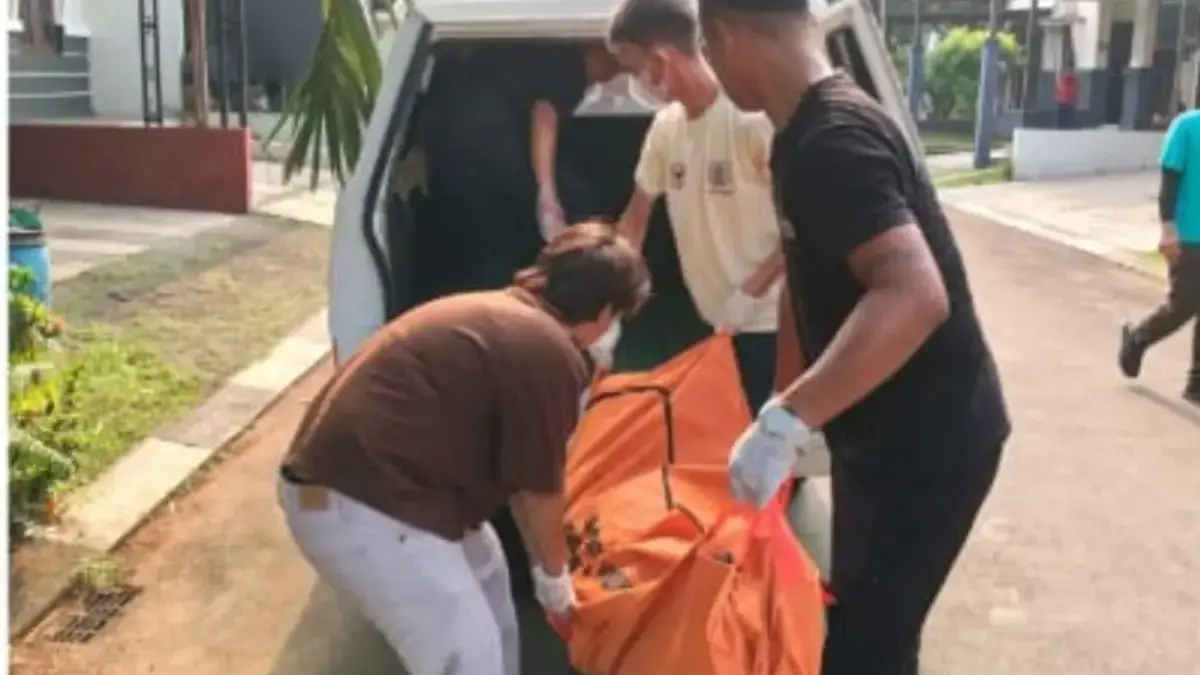 Geger! Diduga Sakit Seorang Pria Ditemukan Tewas di Perumahan Kota Wisata Cileungsi Diduga Sakit Seorang Pria Ditemukan Tewas di Rumah Kota Wisata Cileungsi pada Selasa (28/4/26). FOTO: Polsek C