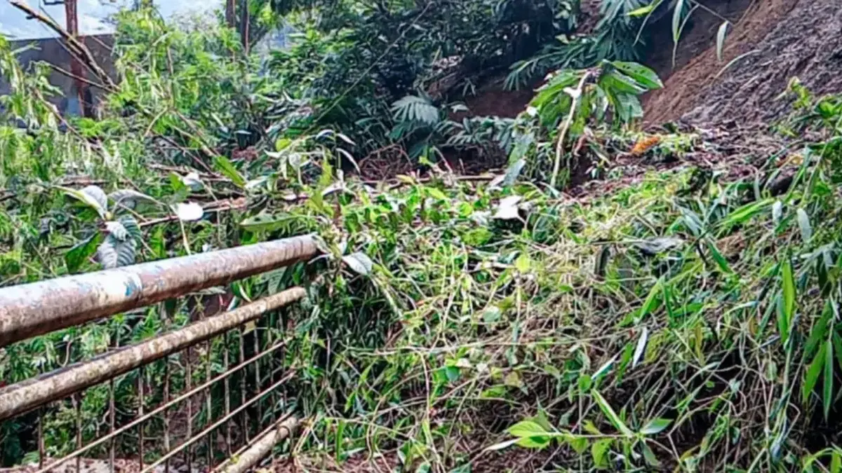 Longsor tutup akses wisata Curug Malela di Kecamatan Rongga, Bandung Barat. Dok warga