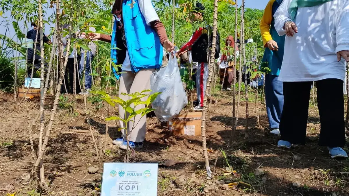 Yayasan Gogogreen Cimahi saat Melaksanakan Penanaman Bersama di Lahan Eks TPA Leuwigajah, Cireundeu, Kota Cima