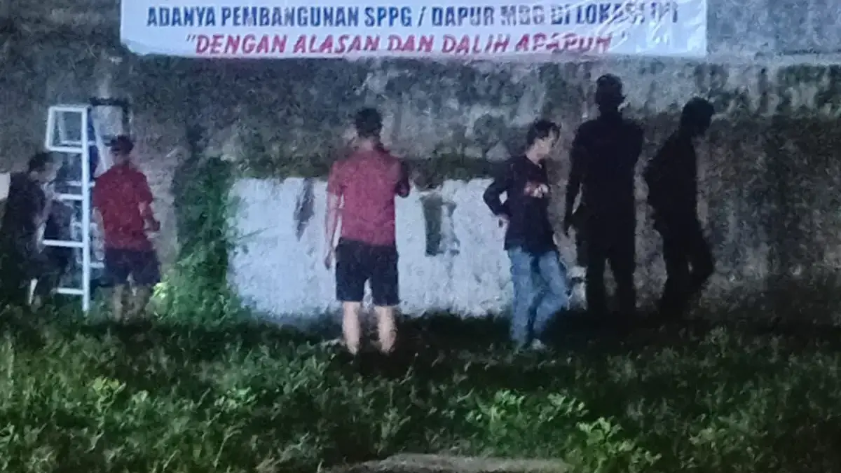 Warga Tolak Pembangunan Dapur MBG di Banjar, Khawatir Limbah Cemari Air Tanah Warga di Desa Purwaharja Kota Banjar memasang baliho penolakan pembangunan dapur MBG karena hawatir limbah dap
