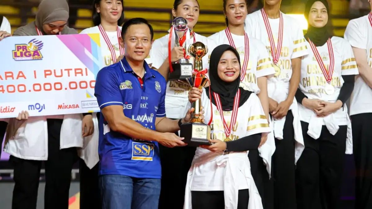 Jakarta Pertamina Enduro Juara Proliga 2026, Pertahankan Gelar Lewat Dua Kemenangan Final Penyerahan piala Juara 1 Proliga 2026 oleh Menteri Koordinator Bidang Infrastruktur dan P