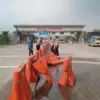 Unit PJR Tol Cisumdawu Satlantas Polres Sumedang ketika mengatur water barier untuk persiapan sebelum diberlak