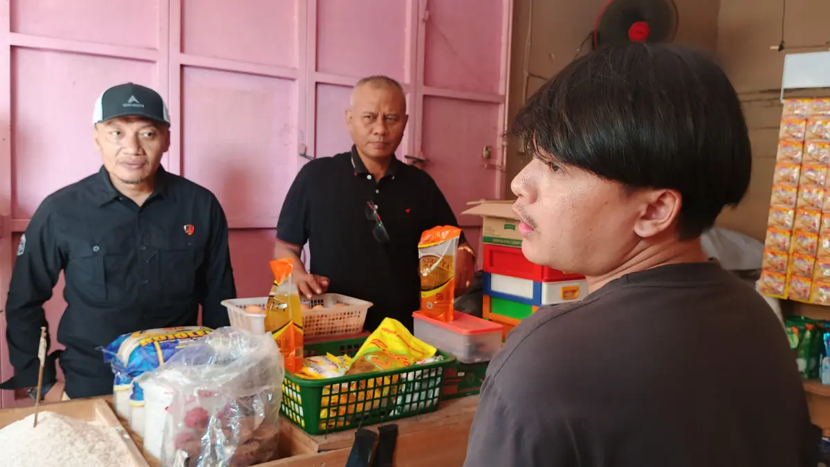 Satgas Pangan Ciamis Temukan Minyakita Kemasan Mirip, Pasokan dari Bulog Macet Dua Pekan Kasat Reskrim Polres Ciamis AKP Carsono (kiri) saat melkaanakan sidak di Pasar Manis Ciamis, Jumat (24/4/2026)